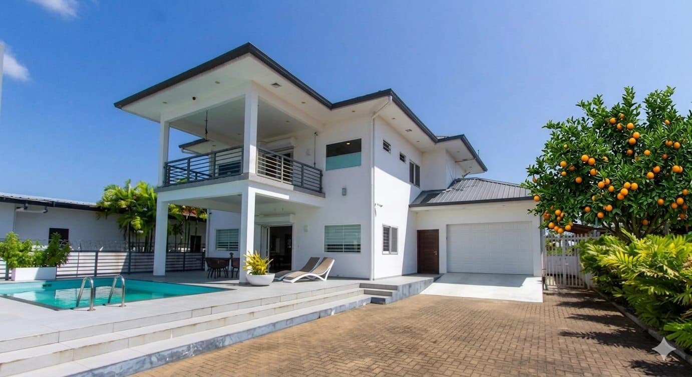 Moderne Surinaamse villa met zwembad en appelsienenboom in Paramaribo